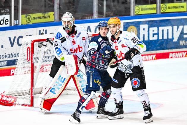 i09 Kristers Gudlevskis (Fischtown Pinguins Bremerhaven, 30) Vladimir Eminger (Fischtown Pinguins Bremerhaven, 22) GER, Iserlohn Roosters vs. Fischtown Pinguins Bremerhaven, Eishockey, Penny-DEL, 31. Spieltag, Spielzeit 2023 2024, 26.12.2023, GER, Iserlohn Roosters vs. Fischtown Pinguins Bremerhaven, Eishockey, Penny-DEL, 31. Spieltag, Spielzeit 2023 2024, 26.12.2023 Iserlohn Copyright: xJonasxBrockmann Eibner-Pressefotx EP_JBN