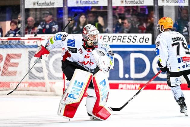 Kristers Gudlevskis (Fischtown Pinguins Bremerhaven, 30) GER, Iserlohn Roosters vs. Fischtown Pinguins Bremerhaven, Eishockey, Penny-DEL, 31. Spieltag, Spielzeit 2023 2024, 26.12.2023, GER, Iserlohn Roosters vs. Fischtown Pinguins Bremerhaven, Eishockey, Penny-DEL, 31. Spieltag, Spielzeit 2023 2024, 26.12.2023 Iserlohn Copyright: xJonasxBrockmann Eibner-Pressefotx EP_JBN