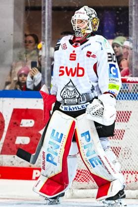 Kristers Gudlevskis (Fischtown Pinguins Bremerhaven, 30) GER, Iserlohn Roosters vs. Fischtown Pinguins Bremerhaven, Eishockey, Penny-DEL, 31. Spieltag, Spielzeit 2023 2024, 26.12.2023, GER, Iserlohn Roosters vs. Fischtown Pinguins Bremerhaven, Eishockey, Penny-DEL, 31. Spieltag, Spielzeit 2023 2024, 26.12.2023 Iserlohn Copyright: xJonasxBrockmann Eibner-Pressefotx EP_JBN