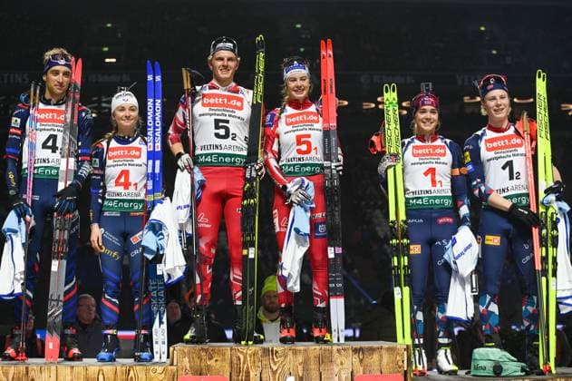Bilder des Jahres 2023, Sport 12 Dezember Sport Themen der Woche KW52 Sport Bilder des Tages Siegerehrung bett1.de WTC Biathlon Talent Team Challenge Schalke 28.12.2023 Siegerehrung WTC Biathlon auf Schalke bett1.de Biathlon Talent Team Challenge 2023 am 28. Dezember 2023 in der Veltins-Arena in Gelsenkirchen Schalke (Deutschland). Sieger Österreich mit Anna Andexer, Lukas Haslinger, zweiter Frankreich mit Jeanne Richard, Theo Guiraud Poillot , dritter Norwegen mit Einar Hedegart, Ragna Fodstad