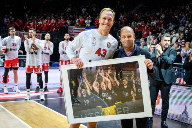 Bilder des Jahres 2023, Sport 12 Dezember Sport Themen der Woche KW52 Sport Bilder des Tages Basketball Berlin 29.12.2023 Saison 2023 2024 Euroleague Alba Berlin - Olympiakos Piräus Luke Sikma (Piräus, No.43) wird vor dem Spiel geehrt Marko Baldi