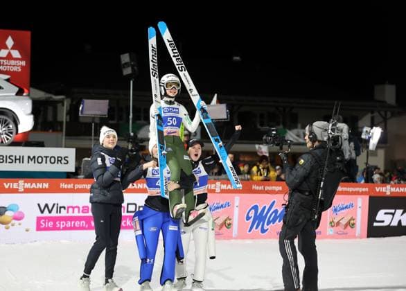 Bilder des Jahres 2023, Sport 12 Dezember Sport Themen der Woche KW52 Sport Bilder des Tages Garmisch-Partenkirchen, Deutschland 30. Dezember 2023: Two Nights Tour, FIS Skisprung Weltcup Damen, Skispringen, Garmisch-Partenkirchen, Olympiaschanze Die Siegering PREVC Nika (SLO) wird von ihren Mannschaftskolleginen auf den Schultern durch den Auslauf getragen