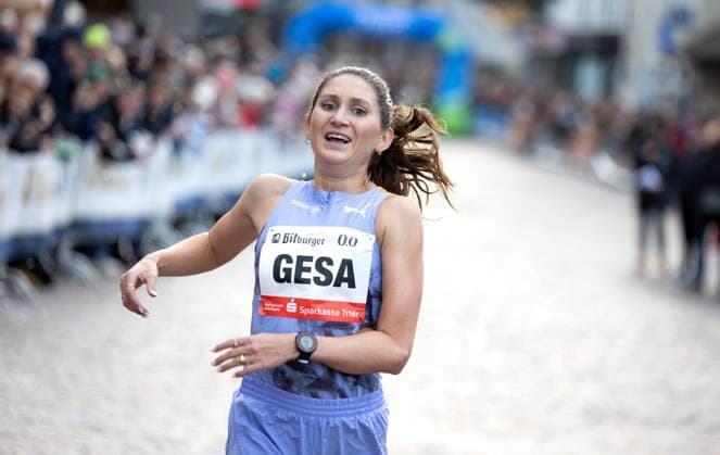 Bilder des Jahres 2023, Sport 12 Dezember Sport Themen der Woche KW52 Sport Bilder des Tages 34. Bitburger-0,0%-Silvesterlauf; Trier, 31.12.2023 Auf der Ziellinie: Gesa Krause (Silvesterlauf Trier); 34. Bitburger-0,0%-Silvesterlauf am 31.12.2023 in der Altstadt in Trier (Rheinland-Pfalz). Copyright: xBEAUTIFULxSPORTS R.xSchmittx