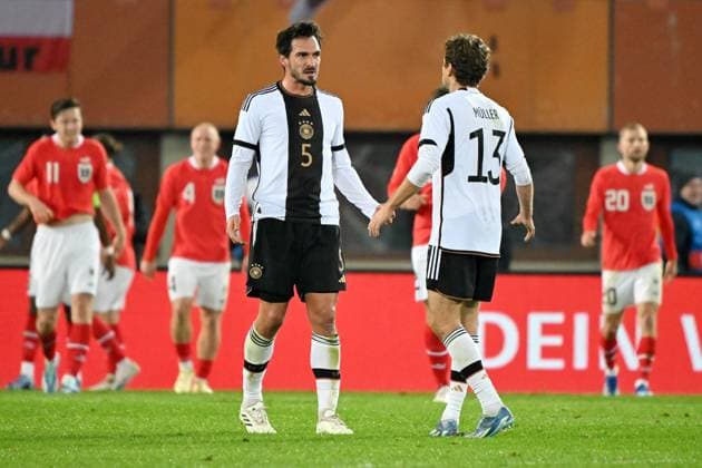 Wien, Ernst-Happel-Stadion, 21.11.23, GER, Herren, Laenderspiel, Oesterreich - Deutschland Bild: v.li. Mats HUMMELS (Deutschland) und Thomas MUELLER (Deutschland) Only for editorial use! UEFA regulations prohibit any use of photographs as image sequences and or quasi-video. Wien Oesterreich