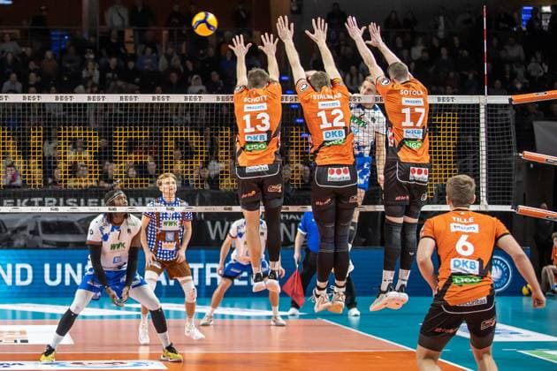 Bilder des Jahres 2024, Sport 01 Januar Sport Themen der Woche KW02 Sport Bilder des Tages 13.01.2024, Berlin, Volleyball: 1.Bundesliga, Maenner, 14. Spieltag, BR Volleys - WWK Volleys Herrsching, Max-Schmeling-Halle. Berlins Marek Sotola (r-l), Saso Stalekar und Ruben Schott gehen im Block zu Ball gegen Magloire Mayaula von WWK Volleys Herrsching. BR Volleys - WWK Volleys Herrsching
