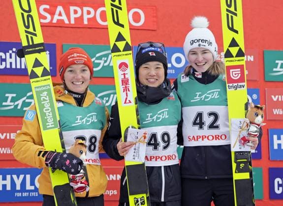 Bilder des Jahres 2024, Sport 01 Januar Sport Themen der Woche KW02 Sport Bilder des Tages Ski jumping, Skispringen, Ski, nordisch World Cup in Sapporo Japan s Yuki Ito (C) poses for photos after winning a World Cup women s ski jumping meet in Sapporo in Hokkaido, northern Japan, on Jan. 14, 2024, alongside Germany s Katharina Schmid (L) and Slovenia s Nika Kriznar, who finished second and third, respectively. A14AA0002323725P