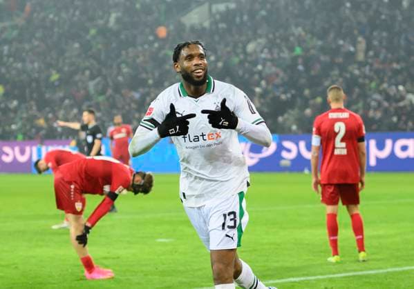 Bilder des Jahres 2024, Sport 01 Januar Sport Themen der Woche KW02 Sport Bilder des Tages Jubel Jordan SIEBATCHEU (MG) nach seinem Tor zum 3:1, dahinter enttaeuschte Spieler von S. Fussball 1. Bundesliga,17.Spieltag, Borussia Moenchengladbach (MG) - VfB Stuttgart (S) 3:1, am 14.01.2024 in Moenchengladbach Deutschland. DFL regulations prohibit any use of photographs as image sequences and or quasi-video