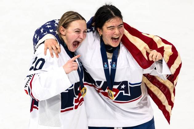 Bilder des Jahres 2024, Sport 01 Januar Sport Themen der Woche KW02 Sport Bilder des Tages 2024 IIHF Ice hockey, Eishockey U18 Women’s World Championship, WM, Weltmeisterschaft Switzerland, 14.01.2024 Macy Rasmussen of USA U18 Women’s World Champion Team USA at the 2024 IIHF Ice Hockey U18 Women’s World Championship Final between USA and Czech Republic in Zug, Bossard Arena, on Sunday, 14. January 2024 Copyright: xBEAUTIFULxSPORTS TobiasxLacknerx