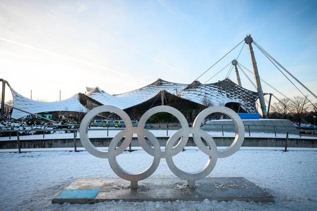 Handball: EM, Griechenland - Dänemark, Vorrunde, Gruppe F, 2. Spieltag Olympischen Ringe, im Hintergrund die Olympiahalle München Olympiahalle Bayern Deutschland