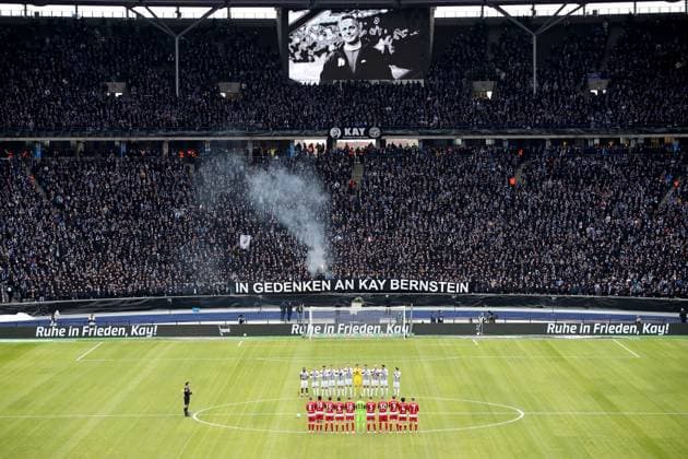 Bilder des Jahres 2024, Sport 01 Januar 21.01.2024, xtgx, Fussball 2.Bundesliga, Hertha BSC Berlin - Fortuna Duesseldorf emspor, v.l. Schweigeminute fuer den verstorbenen Praesident Präsident Kay Bernstein (Hertha BSC Berlin) (DFL DFB REGULATIONS PROHIBIT ANY USE OF PHOTOGRAPHS as IMAGE SEQUENCES and or QUASI-VIDEO) Berlin