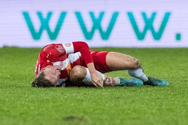 Bilder des Jahres 2024, Sport 01 Januar Sport Themen der Woche KW04 Sport Bilder des Tages 3. Liga: Rot-Weiss Essen - Viktoria Köln; 23.01.2024 Vinko Sapina (Rot-Weiss Essen, 27) nach Zweikampf auf dem Boden 3. Liga: Rot-Weiss Essen - Viktoria Köln, Essen, Stadion an der Hafenstrasse, 23.01.2024 DFB REGULATIONS PROHIBIT ANY USE OF PHOTOGRAPHS AS IMAGE SEQUENCES AND OR QUASI-VIDEO. Copyright: xBEAUTIFULxSPORTS Wunderlx