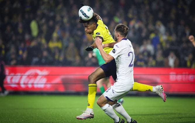 Union s Kevin Rodriguez and Anderlecht s Mats Rits fight for the ball during a Croky Cup 1 4 final match between Royale Union Saint-Gilloise and RSC Anderlecht, in Brussels, Thursday 25 January 2024. The match was postponed on Wednesday 17 January, due to heavy snowfall that day. VIRGINIExLEFOUR  x84608800x