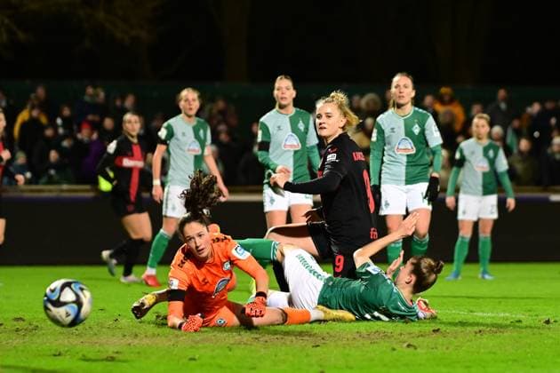 Bilder des Jahres 2024, Sport 01 Januar Sport Themen der Woche KW04 Sport Bilder des Tages Fußball I Frauen I Saison 2023-2024 I 1. Frauen-Bundesliga I 11. Spieltag I SV Werder Bremen - Bayer 04 Leverkusen I 26.01.2024 Livia Peng (1, SV Werder Bremen) und Michelle Ulbrich (5, SV Werder Bremen) können den Schuss und das Tor von Nikola Karczewska (9, Bayer 04 Leverkusen) nicht verhindern! Tor für Bayer 04 Leverkusen Frauen Bremen Stadion Platz 11 Bremen Deutschland Copyright: xLobeca FelixxSchlikisx