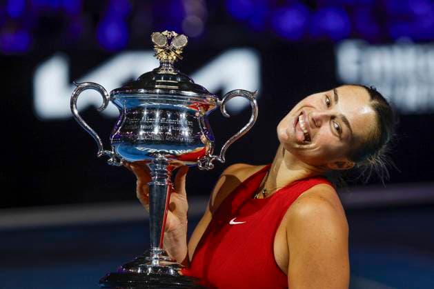 Bilder des Jahres 2024, Sport 01 Januar Sport Themen der Woche KW04 Aryna Sabalenka haelt den Pokal, Trophäe, Damen Einzel, Siegerehrung, Praesentation, Australian Open 2024, Melbourne Park, Melbourne, Victoria, Australia. Copyright: xJuergenxHasenkopfx
