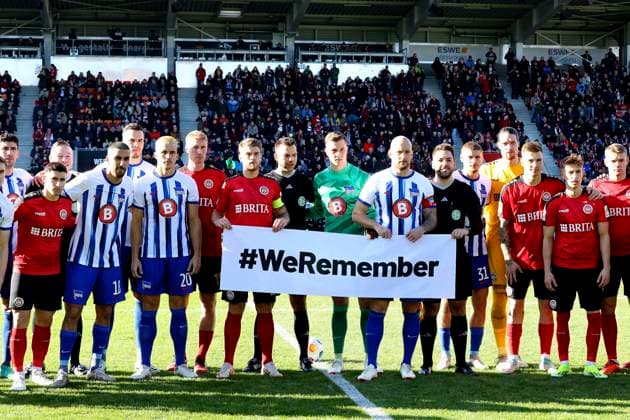 Bilder des Jahres 2024, Sport 01 Januar Sport Themen der Woche KW04 27.01.2024, xavx, Fussball 2.Bundesliga, SV Wehen Wiesbaden - Hertha BSC Berlin emspor, v.l. Spieler beider Mannschaften mit einem Banner mit der Aufschrift WeRemember im Gedenken an die Opfer des Nationalsozialismus (DFL DFB REGULATIONS PROHIBIT ANY USE OF PHOTOGRAPHS as IMAGE SEQUENCES and or QUASI-VIDEO) Wiesbaden