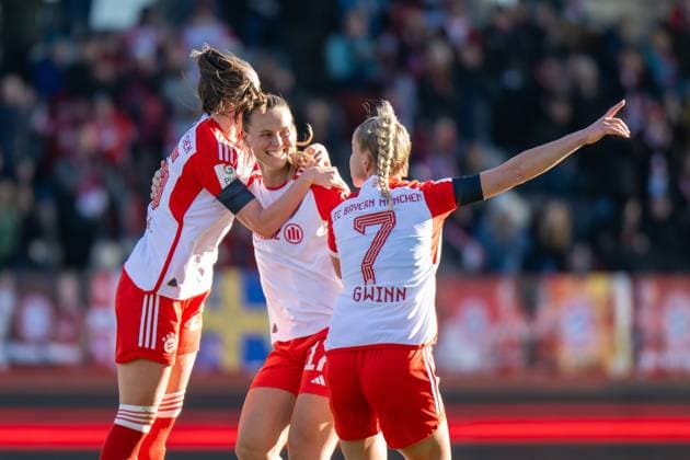 Bilder des Jahres 2024, Sport 01 Januar Sport Themen der Woche KW04 Torjubel zum 1:0, Sarah Zadrazil 25 (FC Bayern Muenchen Frauen), Klara Buehl 17 (FC Bayern Muenchen Frauen), Giulia Gwinn 7 (FC Bayern Muenchen Frauen), FC Bayern Frauen Muenchen vs. TSG 1899 Hoffenheim, Fussball, Google Pixel Frauen-Bundesliga, 11. Spieltag, 27.01.24 DFB regulations prohibit any use of photographs as image sequences and or quasi-video. (kolbert-press) Muenchen Bayern Deutschland
