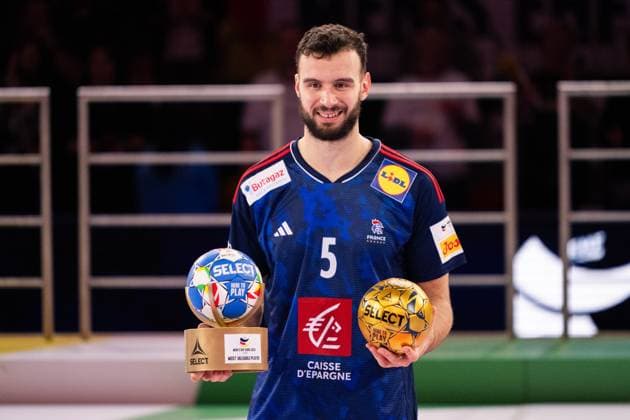 Bilder des Jahres 2024, Sport 01 Januar Sport Themen der Woche KW04 Sport Bilder des Tages 240128 Nedim Remili of France is awarded most valuable player after the EHF European Handball Championship final between Denmark and France on January 28, 2024 in Cologne. Photo: Ludvig Thunman BILDBYRAN kod LT LT0598 handball handboll handball handbolls-em 2024 final danmark denmark frankrike ehf european handball championship france day 18 bbeng Copyright: LUDVIGxTHUNMAN BB240128LT186