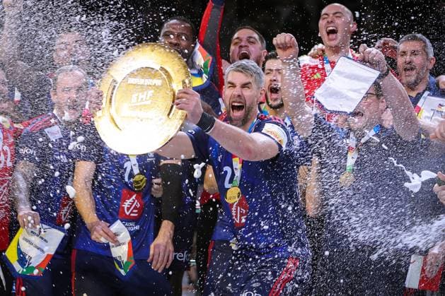 Bilder des Jahres 2024, Sport 01 Januar Sport Themen der Woche KW04 Sport Bilder des Tages 28.01.2024, EHF EURO 2024, Männer Europameisterschaft Handball, Lanxess Arena in Köln, Finale, Frankreich - Dänemark: Frankreich ist Europameister. Die französische Mannschaft feiert den Sieg gegen Dänemark. Siegerehrung auf dem Siegerpodest. Luka Karabatic (Frankreich) hällt die Siegerschale nach Oben. Es regnet Konfetti und eine Feuershow erhellt im Hintergrund das Podest. Nordrhein-Westfalen Deutschland