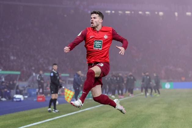 Bilder des Jahres 2024, Sport 01 Januar Sport Bilder des Tages 31.01.2024, xtgx, Fussball DFB Pokal 1 4 Finale, Hertha BSC Berlin - 1.FC Kaiserslautern emspor, v.l. Jan Elvedi (Kaiserslautern, 3) Jubel, Torjubel, jubelt ueber das Tor, celebrate the goal, celebration nach dem 0:1 (DFL DFB REGULATIONS PROHIBIT ANY USE OF PHOTOGRAPHS as IMAGE SEQUENCES and or QUASI-VIDEO) Berlin