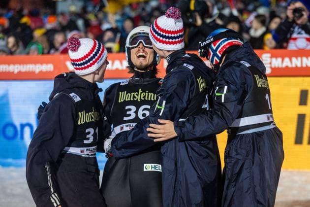 Bilder des Jahres 2024, Sport 02 Feburar Sport Themen der Woche KW05 1. Platz: Johann Andre FORFANG (Norwegen) freut sich mit seinen Teamkollegen, Men Large Hill Individual, Weltcup Skispringen Herren Training Mühlenkopfschanze, 03. Februar 2024, Willingen (Upland) Hessen Deutschland, Nutzungshinweis: EIBNER-PRESSEFOTO Tel: 0172 837 4655 Weltcup Skispringen Willingen Deutschland am 03. Februar 2024 Willingen (Upland) Copyright: xSocher xEibner-Pressefotox EP_kso