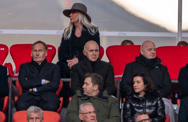19.01.2024, Fussball 1. Bundesliga 2023 2024, FC Bayern München, Gedenkfeier für Franz Beckenbauer, in der Allianz-Arena München. v.li: Geschäftsführer Hans-Joachim Watzke (Borussia Dortmund), DFB Präsident Bernd Neuendorf (Deutschland), UEFA-Präsident Gianni Infantino, mitte unten: Lars Klingbeil (SPD).