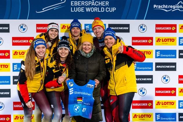 Bilder des Jahres 2024, Sport 02 Feburar Sport Themen der Woche KW06 Sport Bilder des Tages 11.02.2024, GER, Rodeln Rennrodeln, Frauen Maenner, Weltcup, Saison 2023 2024, 6. EBERSPAECHER Rodelweltcup Teamstaffel Im Bild zu sehen Fraebel, Merle Orlamuender, Hannes Gubitz, Paul Constantin Langenhan, Max Degenhardt, Jessica Rosenthal, Cheyenne gemeinsam bei der Siegerehrung mit Nancy Faeser 98559 Oberhof LOTTO Thüringen ARENA am Rennst Thüringen Deutschland