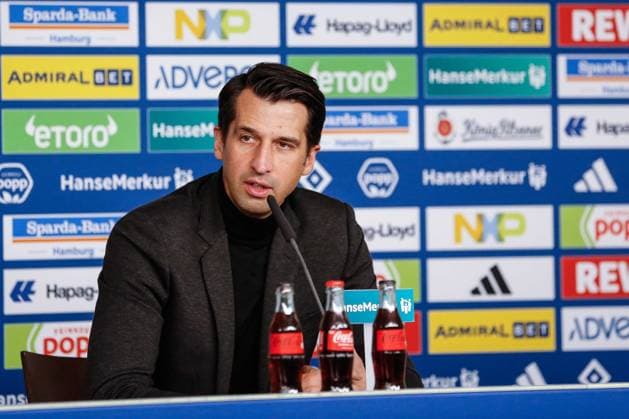 Sportchef Jonas Boldt ( HSV ) spricht zur Entlassung von Trainer Tim Walter ( HSV nicht im Bild ) Deutschland , Hamburg , Volksparkstadion , Fussball , Bundesliga , 2. Fussball Bundesliga , Hamburger SV Pressekonferenz