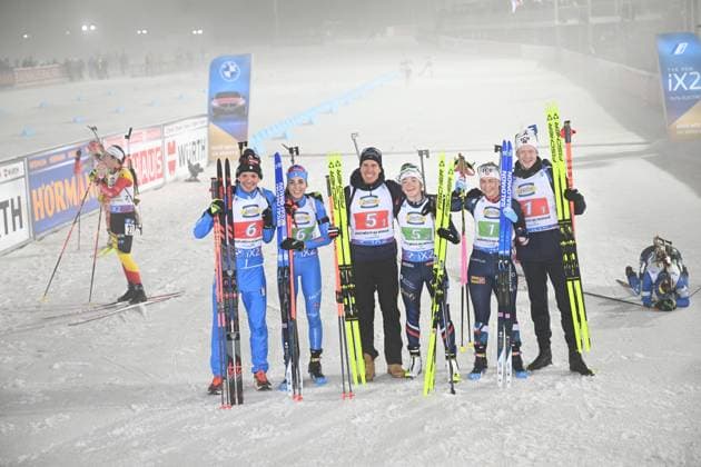 Bilder des Jahres 2024, Sport 02 Feburar Sport Themen der Woche KW07 Sport Bilder des Tages NOVE MESTO NA MORAVE, TJECKIEN 20240215 Frankrikes Quentin Fillon Maillet och Lou Jeanmonnot, mitten, vinner Italiens Tommaso Giacomel och Lisa Vittozzi , tv, kom pa andra plats och Norges Johannes Thingnes Boe och Ingrid Landmark Tandrevold kom ap tredje plats i kvällens singelmixedstafett under skidskytte-VM i Tjeckien.