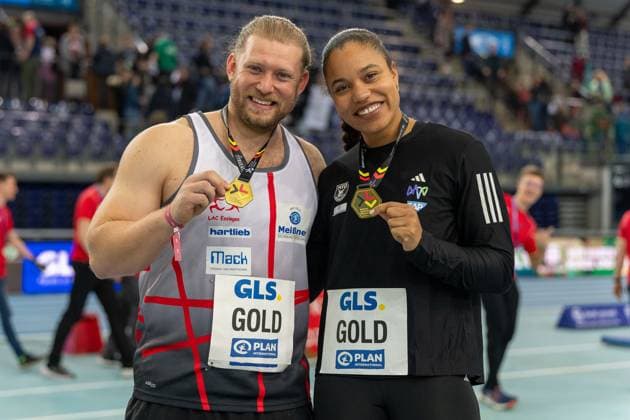 Bilder des Jahres 2024, Sport 02 Feburar Sport Themen der Woche KW07 Sport Bilder des Tages Silas Ristl (LAC Essingen, 518), Kugelstossen Maenner, Yemisi Ogunleye (MTG Mannheim, 32), Kugelstossen Frauen, Sieger im Kugelstossen, GER, Leichtathletik, Athletics, Deutsche Hallenmeisterschaften, 16.02.2024, GER, Leichtathletik, Athletics, Deutsche Hallenmeisterschaften, 16.02.2024 Leipzig Copyright: xStefanxMayerx EP_SMR