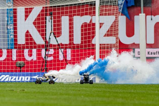 Bilder des Jahres 2024, Sport 02 Feburar Sport Bilder des Tages Rostock, Deutschland 17. Februar 2024: 2. BL - 2023 2024 - FC Hansa Rostock vs. Hamburger SV Im Bild: zwei ferngesteuerte Autos mit weissem und blauen Rauch auf dem Spielfeld - protest gegen investoren dfl DFL regulations prohibit any use of photographs as image sequences and or quasi-video. Copyright: xFotostandx xVoelkerx