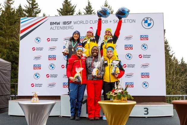 Bilder des Jahres 2024, Sport 02 Feburar Sport Themen der Woche KW07 Bob-Weltcup Altenberg 2024 - Monobob Frauen DEU Deutschland Sachsen Altenberg, 17.02.2024, BMW IBSF Weltcup Bob in Altenberg, SachsenEnergie-Eiskanal, Monobob Frauen, Podium: Laura Nolte (GER, Platz 1), Elana Meyers Taylor (USA, Platz 2), Lisa Buckwitz (GER, Platz 3), Andreea Grecu (ROU), Maureen Zimmer (GER), Cynthia Appiah (CAN).