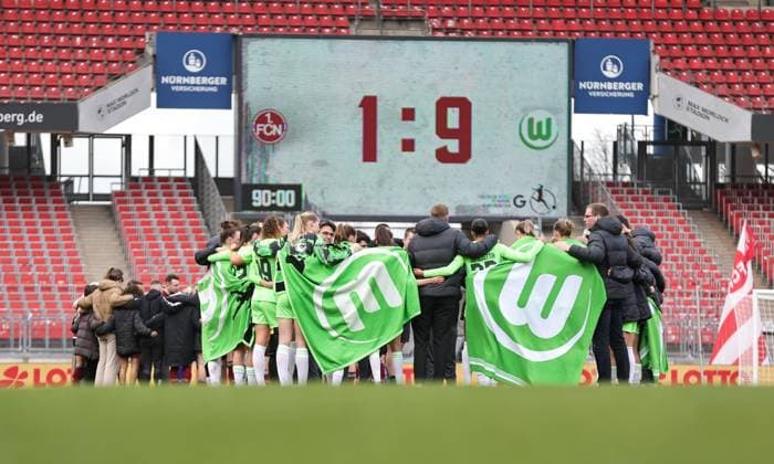 Bilder des Jahres 2024, Sport 02 Feburar Sport Themen der Woche KW07 17.02.2024 - Fussball - Saison 2023 2024 - 1. Frauen - Fussball - Bundesliga - 14. Spieltag: 1. FC Nürnberg FCN ( Club ) - VfL Wolfsburg - Sportfoto Zink DaMa - xdaxmax - Mannschaft Team des VfL Wolfsburg mit Mannschaftskreis Teamkreis nach Spielende - Hintergrund Anzeigentafel mit Endstand 1:9 für den VfL