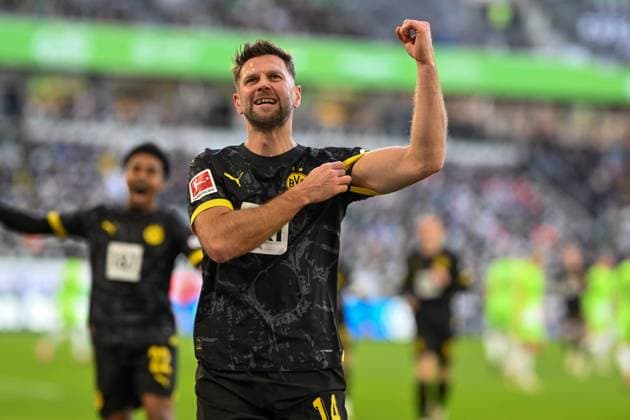 Sport Bilder des Tages 1. Bundesliga - VfL Wolfsburg - Borussia Dortmund am 17.02.2024 in der Volkswagen Arena in Wolfsburg Jubel, Torjubel, Torschuetze, Torschütze Niclas Füllkrug Fuellkrug (Dortmund) jubelt nach seinem Tor zum 0:1.