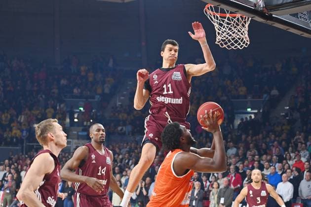 VLADIMIR LUCIC (FCB), Aktion,Zweikampf gegen Trevion WILLIAMS (Ulm). FC Bayern Muenchen - ratiopharm Ulm Basketball Siegmund Top Four 2024 am 18.02.2024 in Muenchen BMW Park.