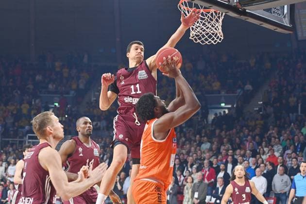 VLADIMIR LUCIC (FCB), Aktion,Zweikampf gegen Trevion WILLIAMS (Ulm). FC Bayern Muenchen - ratiopharm Ulm Basketball Siegmund Top Four 2024 am 18.02.2024 in Muenchen BMW Park.