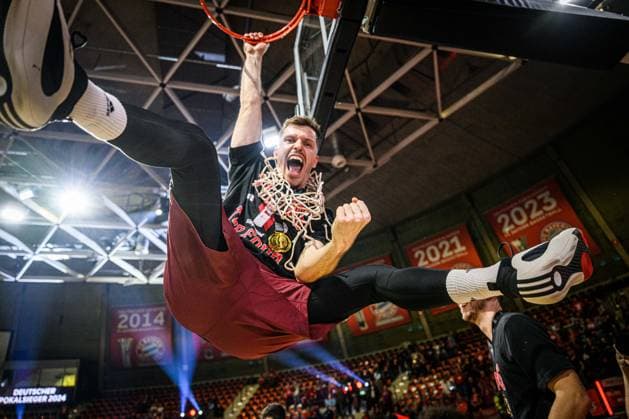 Bilder des Jahres 2024, Sport 02 Feburar Sport Themen der Woche KW07 Sport Bilder des Tages 18.02.2024, BMW Park, Germany, Muenchen, FC Bayern Muenchen Basketball vs ratiopharm ulm - Finale SIEGMUND TOP FOUR 2024, Andreas Obst (FC Bayern Muenchen Basketball) gestikuliert, gestik, jubel (Foto H. Langer) BMW Park Muenchen Germany
