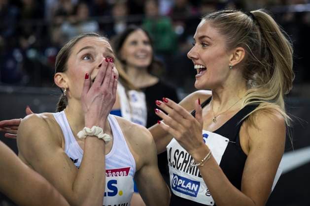 Bilder des Jahres 2024, Sport 02 Feburar Sport Themen der Woche KW07 Sport Bilder des Tages Deutsche Leichtathletik-Hallenmeisterschaften; Leipzig, 18.02.2024 Lisa Sophie Hartmann (VfL Sindelfingen), Alica Schmidt (SCC Berlin) nach dem 400m-Finale der Frauen; Leipzig, 18.02.2024 - Deutsche Leichtathletik-Hallenmeisterschaften in der Arena Leipzig in Sachsen (Deutschland). Copyright: xBEAUTIFULxSPORTS AxelxKohringx