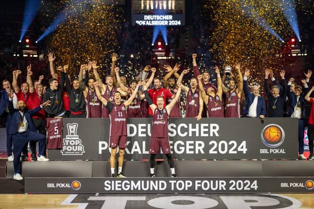 Bilder des Jahres 2024, Sport 02 Feburar Sport Themen der Woche KW07 Siegerfoto, Pokal, FC Bayern Basketball, GER, FC Bayern Basketball (FCBB) vs. Ratiopharm Ulm (RPU), Basketball, SIEGEMUND TOP Four, BBL Pokal, Finale, Spielzeit 2023 2024, 18.02.2024, GER, FC Bayern Basketball (FCBB) vs. Ratiopharm Ulm (RPU), Basketball, SIEGEMUND TOP Four, BBL Pokal, Finale, Spielzeit 2023 2024, 18.02.2024 Muenchen Copyright: xEibner-Pressefoto SaschaxWaltherx EP_EER
