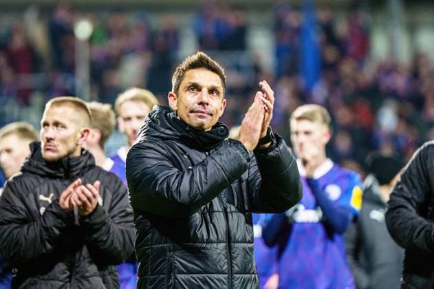 Marcel Rapp (Holstein Kiel, Trainer) bedankt sich nach Niederlage bei den Fans GER, Holstein Kiel vs. FC St. Pauli, Fussball, 2. Bundesliga, Spieltag 23 Spielzeit 2023 2024, 23.02.2024 DFL REGULATIONS PROHIBIT ANY USE OF PHOTOGRAPHS AS IMAGE SEQUENCES AND OR QUASI-VIDEO GER, Holstein Kiel vs. FC St. Pauli, Fussball, 2. Bundesliga, Spieltag 23 Spielzeit 2023 2024, 23.02.2024 Kiel Copyright: xEibner-Pressefoto MarcelxvonxFehrnx EP_MFN