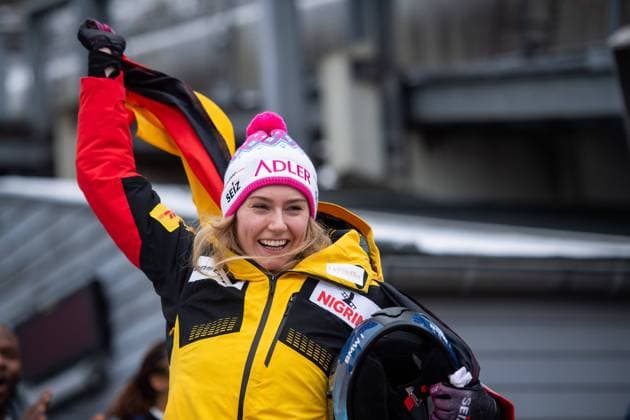 Bilder des Jahres 2024, Sport 02 Februar Sport Themen der Woche KW08 Sport Bilder des Tages Laura Nolte (Deutschland) wird Weltmeisterin und jubelt auf dem Podium bei der Flower Ceremony ueber Sieg und Titelverteidigung, GER, IBSF BMW Bob Weltmeisterschaft Winterberg, Finale Monobob Damen, 25.02.2024 GER, IBSF BMW Bob Weltmeisterschaft Winterberg, Finale Monobob Damen, 25.02.2024 Winterberg Copyright: xEibner-Pressefoto Memmlerx EP_MMR