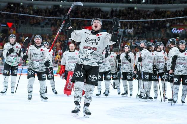Bilder des Jahres 2024, Sport 02 Februar Sport Themen der Woche KW08 Sport Bilder des Tages 25.02.2024, Düsseldorf, Eishockey, Penny DEL, 49. Spieltag, PSD-BANK Dome, Düsseldorfer EG - Kölner Haie: Abschlussjubel nach dem 3:2 Sieg nach Penaltyschießen für die Kölner Haie. Die Mannschaft steht jubelnd auf dem Eis. Moritz Müller (Kölner Haie) jubelnd NRW Deutschland