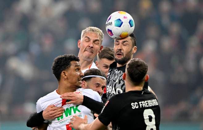 Bilder des Jahres 2024, Sport 02 Februar Sport Themen der Woche KW08 Sport Bilder des Tages Strafraumszene, Torraumszene Kopfballduell Zweikampf Aktion Lukas Kuebler SC Freiburg SCF (17) Maximilian Eggestein SC Freiburg SCF (08) Lucas Hoeler SC Freiburg SCF (09) Iago FC Augsburg FCA (22) Niklas Dorsch FC Augsburg FCA (30) FC Augsburg FCA vs SC Freiburg SCF 25.02.2024 DFL REGULATIONS PROHIBIT ANY USE OF PHOTOGRAPHS AS IMAGE SEQUENCES AND OR QUASI-VIDEO FC Augsburg FCA vs SC Freiburg SCF