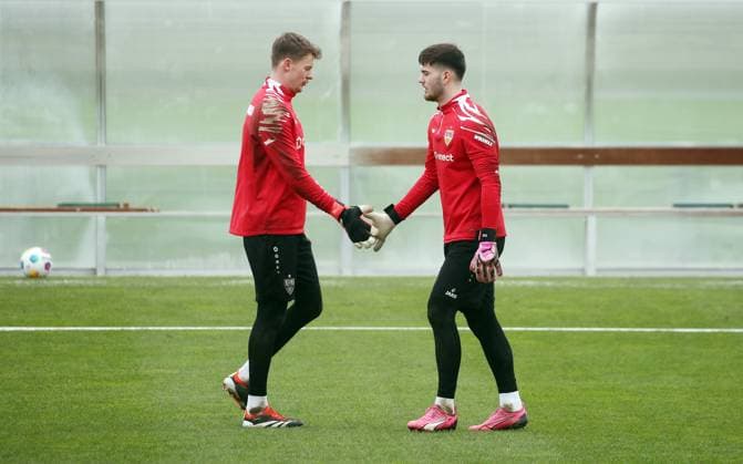 27.02.24 VfB Stuttgart Training Deutschland, Stuttgart, 27.02.2024, Fussball, Bundesliga, VfB Stuttgart Training: v.l. Alexander Nübel, Dennis Seimen.
