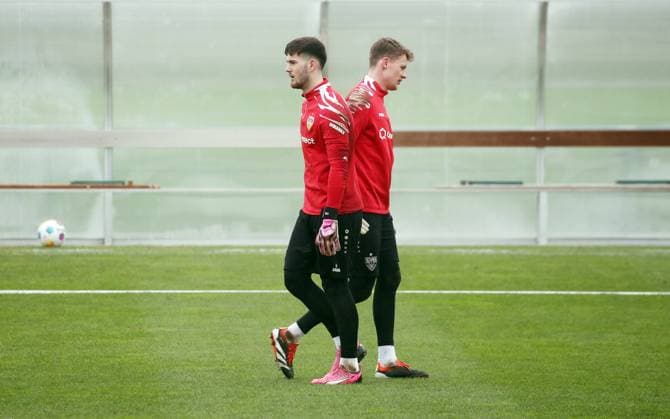 27.02.24 VfB Stuttgart Training Deutschland, Stuttgart, 27.02.2024, Fussball, Bundesliga, VfB Stuttgart Training: v.l. Dennis Seimen, Alexander Nübel.