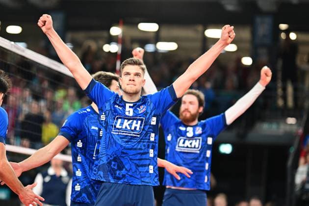 Bilder des Jahres 2024, Sport 02 Februar Sport Themen der Woche KW09 Sport Bilder des Tages VOLLEYBALL I HERREN I 2023-2024 I CEV CUP I Semi Final CCM 82 I SVG LÜNEBURG - Arkas IZMIR I 28.2.2024 Erik Johannes Röhrs (5, SVG Lüneburg) jubelt - im Hintergrund sieht man Jesse William Elser (3, SVG Lüneburg) in gleicher Pose Lüneburg LKH Arena Niedersachsen Deutschland Copyright: xLobeca AndreasxHannigx