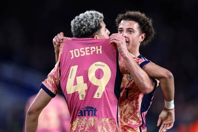 Bilder des Jahres 2024, Sport 02 Februar Sport Themen der Woche KW09 Sport Bilder des Tages Chelsea v Leeds United 28 February 2024, London - FA Cup - Round 5 - Chelsea v Leeds United - Ethan Ampadu of Leeds United lifts the shirt of goalscorer Mateo Joseph so his name and number can be clearly seen - Photo: Jacques Feeney Offside. London UK Copyright: xJacquesxFeeneyx xOffsidexOffside
