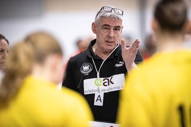 Dänemark vs Deutschland, Handball, Länderspiel, W17 18, 29.02.24; Skærbæk Gino Smits (Trainer, Deutschland W17 18) in der Auszeit Copyright: xBEAUTIFULxSPORTS MarioxM.xKobergx