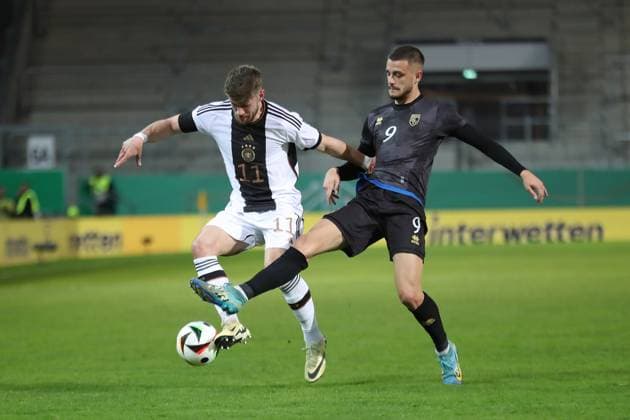 EM-Qualifikation U21, U 21 Deutschland vs. Kosovo, 22.03.24 Jan Thielmann (11, Deutschland-U21, 1. FC Köln) gegen Fatjon Bunjaku (9, Kosovo-U21). Fußball, EM-Qualifikation U21: Deutschland vs. Kosovo am 22.03.24 im Stadion an der Gellertstraße, Chemnitz. Copyright: xBEAUTIFULxSPORTS JanxKaeferx