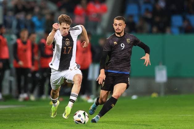 Deutschland - Kosovo U21, U 21 EM Qualifikation Chemnitz, 22.03.2024, Stadion - An der Gellertstraße, Fußball, Männer, U21, Saison 2023 2024, U21 EM-Qualifikation, Gruppenphase, 8. Spieltag , Deutschland - Kosovo 0:0 , Im Bild v.l.: Brajan Gruda (17, GER) und Fatjon Bunjaku (9, RKS) , Gemäß den Vorgaben der UEFA ist es untersagt, in dem Stadion und oder vom Spiel angefertigte Fotoaufnahmen in Form von Sequenzbildern und oder videoähnlichen Fotostrecken zu verwerten bzw. verwerten zu lassen. UEFA regulations prohibit any use of photographs as image sequences and or quasi-video.