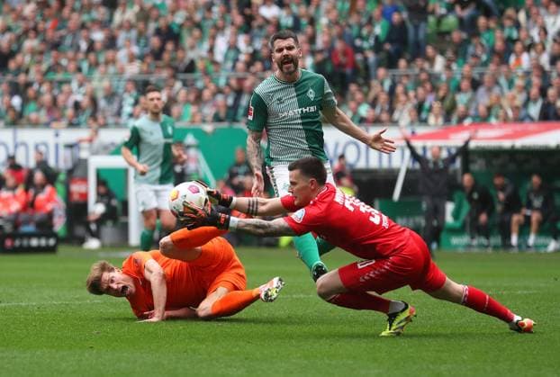 Bilder des Jahres 2024, Sport 03 März Sport Themen der Woche KW13 Sport Bilder des Tages Bremen vs. VfL, 1. BL Bremen, 30.03.2024, FUßBALL - SV Werder Bremen vs. VfL Wolfsburg, 1. BL, Saison 2023 24. Kevin Behrens (VfL Wolfsburg), Anthony Jung (Werder Bremen), Torwart Michael Zetterer (Werder Bremen) Bremen